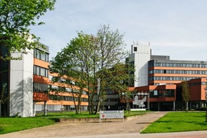  Bei der Fassadensanierung der Kreisverwaltung Minden setzte die Architekten Planungsgruppe Minden auf die klassisch ziegelroten ArGeTon-Platten 