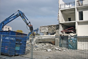  Abriss eines Plattenbaus in Halle-Neustadt  