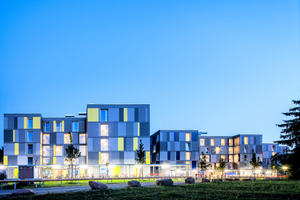  Modulbau bietet viele Einsatzmöglichkeiten: Ein Beispiel sind die drei fünfgeschossigen Apartmentgebäude des Studentenwerks auf dem Campus „Im Neuenheimer Feld“ in Heidelberg. So könnten auch Flüchtlingsunterkünfte aussehen 