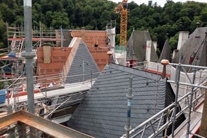  Die Dächer von Burg Eltz wurden neu eingedeckt, Dachstühle saniert. Die statische Struktur einiger Burgbereiche konnte gesichert werden  