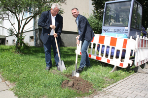  Michael Oecknigk (links), Bürgermeister der Brandenburger Kreisstadt Herzberg, gibt zusammen mit Thomas Hoffmann, Operativer Leiter der Cable4 GmbH, den Bau eines Glasfasernetzes für 1700 Wohnungen frei 