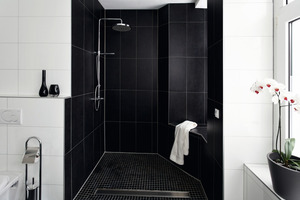  Einen zentralen Stellenwert in barrierefreien Bädern nehmen bodengleiche Duschen ein: Sie erleichtern den Nutzern den Ein- und Ausstieg und sorgen für ein komfortables Duschvergnügen.  