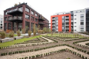  Foto links: Mit Sorgfalt und viel Liebe zum Detail wurden die Neubauten und Außenbereiche im Quartier gestaltet. Menschen aller Altersklassen sollen sich hier wohlfühlen und in harmonischer Nachbarschaft miteinander leben 