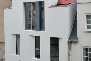  Moderne Akzente setzt das neue Wohnhaus mit den bodentiefen Fenstern, die – asymmetrisch verteilt – leicht schräg zur Fassade stehen 