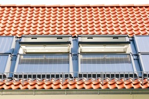 Der einheitliche Eindeckrahmen für Dachfenster und Solarkollektoren ermöglicht die gelungene Integration in die Dachfläche 