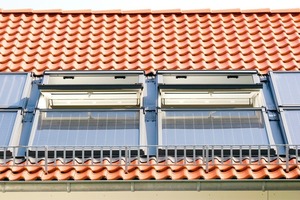  Der einheitliche Eindeckrahmen für Dachfenster und Solarkollektoren ermöglicht die gelungene Integration in die Dachfläche 