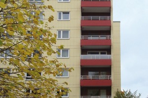  Blutrot und dauerhaft dicht schmücken die sanierten Balkone das Hochhaus in der Schützenallee in Hannover 